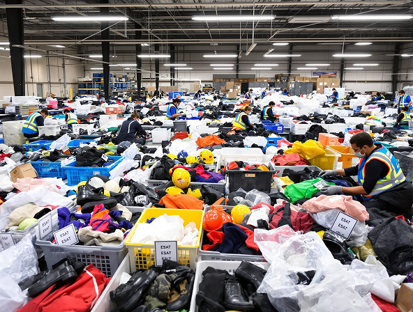 Tas d'équipements de protection individuelle triés par catégorie avant comptage